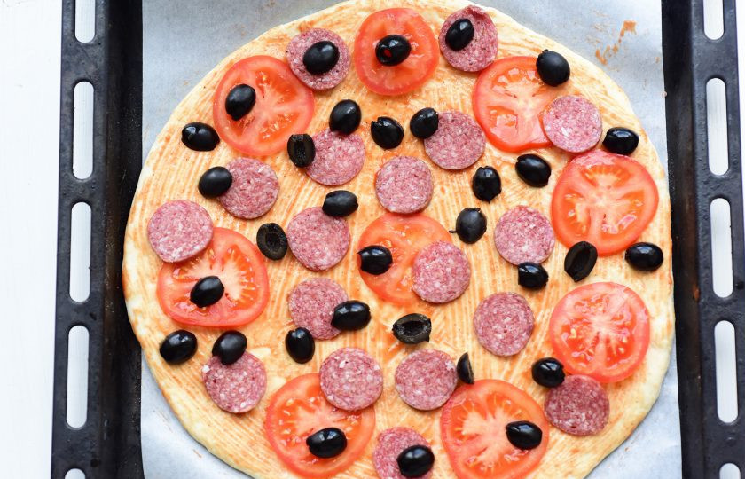 1. Этап. Пицца на сухом молоке: Разложите маслины.