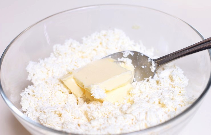 1. Этап. Пасха творожная с кокосовым молоком: Творог мы хорошенько отжимаем руками и пропускаем несколько раз через сито. Добавляем к нему предварительно размягченное сливочное масло.