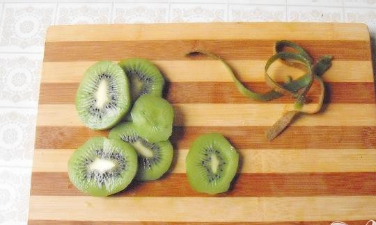 1. Этап. Легкий салат из риса, курицы и фруктов: 3. От кожицы очищаем киви, и нарезаем его небольшими кусочками, поперек плода. Фрукт – киви также содержит в себе большое количество витаминов С, к тому же, радует глаз своим зеленым весенним цветом.