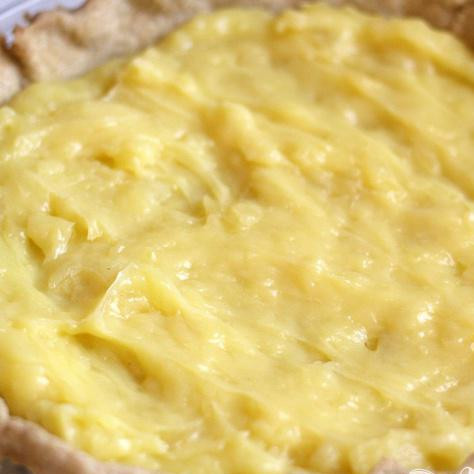 1. Этап. Бабушкин фруктовый пирог: Распределите массу равномерно. Если вы хотите оставить процесс выпечки на другое время (например, перед самим приходом гостей), то накройте его плёнкой и поместите в холодильник.