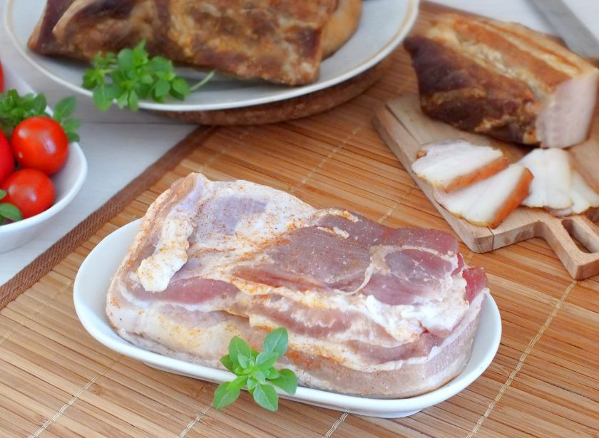 1. Этап. Засолка сала для копчения: По окончании копчения сало оставьте в коптильне на 3 часа. После извлеките, уберите в холодильник на 4-5 часов. Теперь сало готово к подаче. Приятного аппетита!