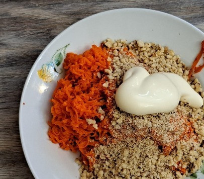 1. Этап. Салат с баклажанами и индейкой: Отварную морковь почистить, натереть на мелкой терке, добавить измельченные грецкие орехи, майонез (1-1.5 ст. л.), перемешать.