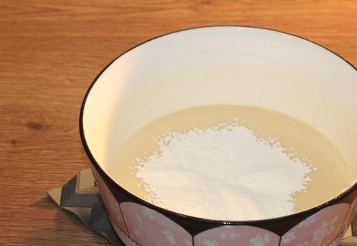 1. Этап. Пирожки с яблочной начинкой: 6. В 2-3 приема вмешиваем просеянную муку.