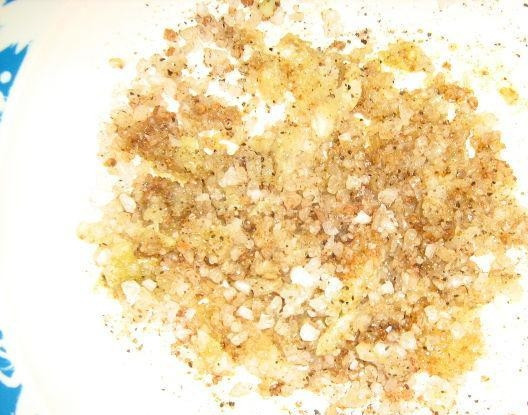 1. Этап. Сало в марле: Перемешайте вместе оба вида перца, измельчённый чеснок, немного масла и соль.