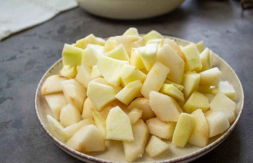 1. Этап. Пряное грушевое пюре: Очистите груши от кожуры и семян, а мякоть нарежьте небольшими кусочками.