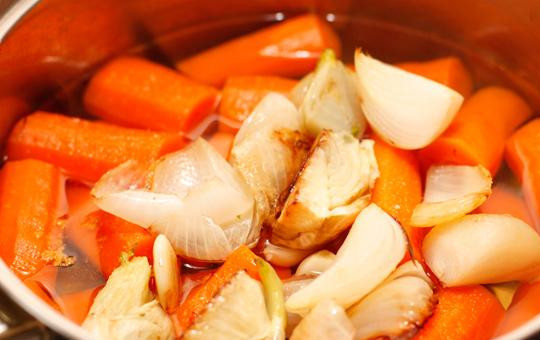 1. Этап. Морковный суп-пюре: Как только морковь станет мягкой, добавляем к ней тушеные овощи из сковороды.