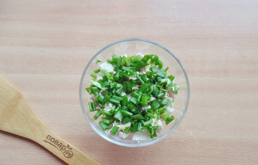 1. Этап. Салат с курицей, киви и грибами: Зеленый лук мелко нарежьте и выложите вторым слоем. Покройте майонезом.