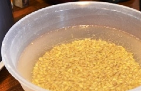 1. Этап. Каша из овса: Промойте крупу. Залейте её водой, и оставьте на 12 часов для набухания.