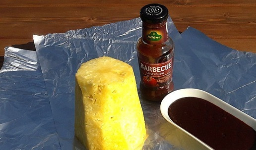 1. Этап. Свиные ребрышки с ананасом: Ананас очистить от кожуры, поставить на фольгу.