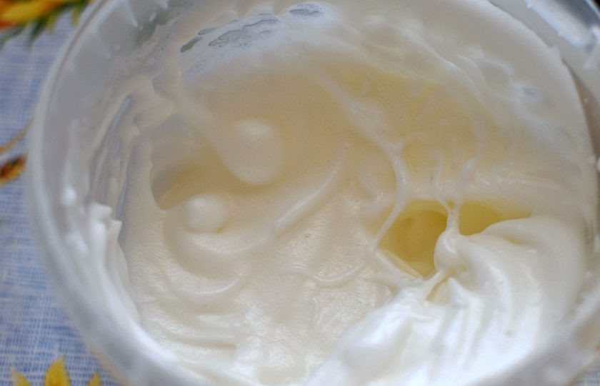 1. Этап. Бисквит на сгущенном молоке с миндальной мукой: Разделите яйца на белки и желтки. Взбейте белки со щепоткой соли до жестких пиков.