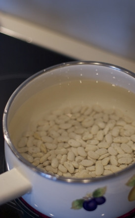 1. Этап. Фасолевый суп: Замоченную заранее фасоль ставим кипятиться на 40 - 60 мин. Огонь у нас при этом средний.