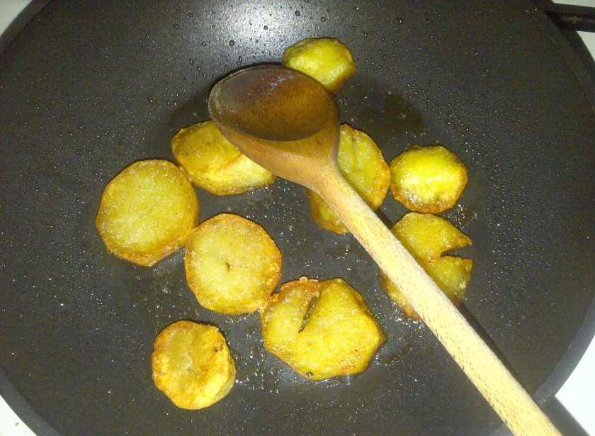 1. Этап. Салат Норвежский: Отварите картошку, затем обжарьте ее. Резать лучше кольцами, но если картошка крупная, то ломтиками. Яйца отварите всмятку.