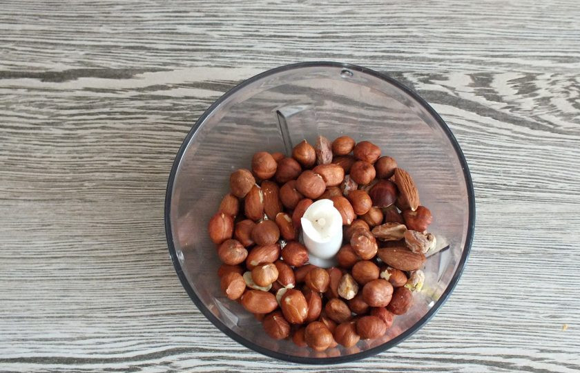 1. Этап. Повитица: Пока тесто растаивается, сделайте начинку. Орехи перемолите в крошку.