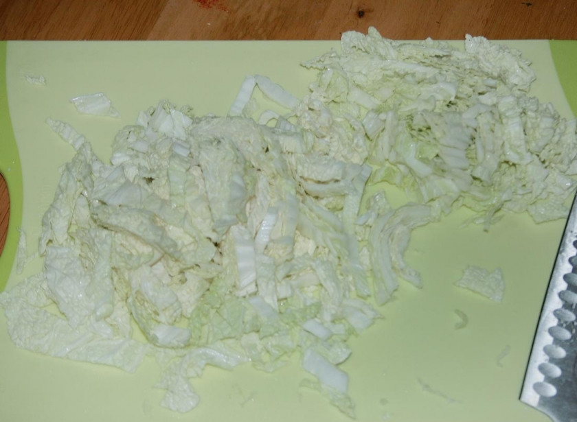 1. Этап. Салат пикантный с колбасой: Пекинскую капусту нашинкуйте.