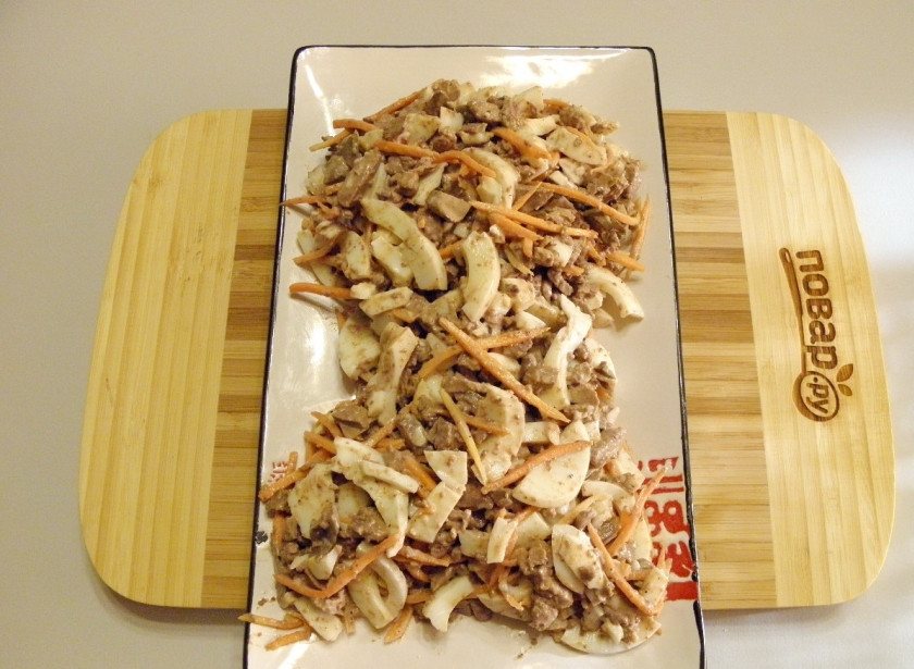 1. Этап. Салат Петушок с корейской морковкой: Возьмите прямоугольное или овальное блюдо. Выложите салат, стараясь придать силуэт головы петушка.