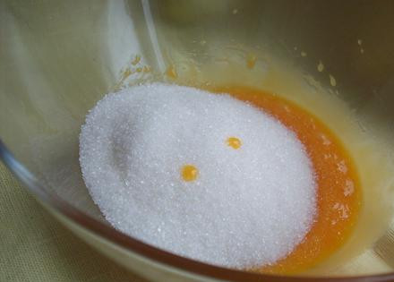 1. Этап. Печенье Ленинградское: 4. В отдельной мисочке соединить желтки с сахаром и взбить.