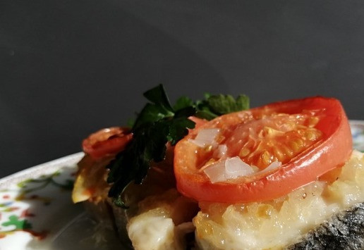 1. Этап. Треска, запеченная в духовке: Подавать украсив зеленью и полив жидкостью, оставшейся в противне. Приятного аппетита!