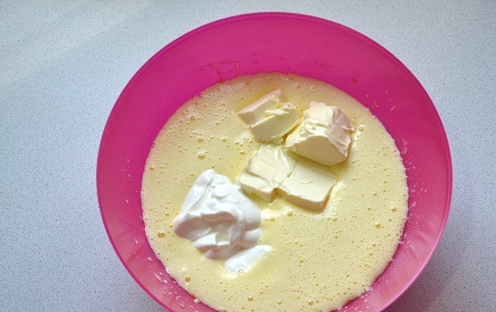 1. Этап. Торт Витязь: Добавляем сметану и размягченное сливочное масло.