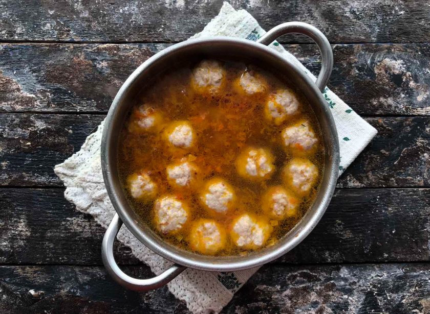 1. Этап. Гречневый суп без картошки: Выложите обжаренные овощи, перемешайте, добавьте соль, перец и варите суп еще 10 минут на маленьком огне.