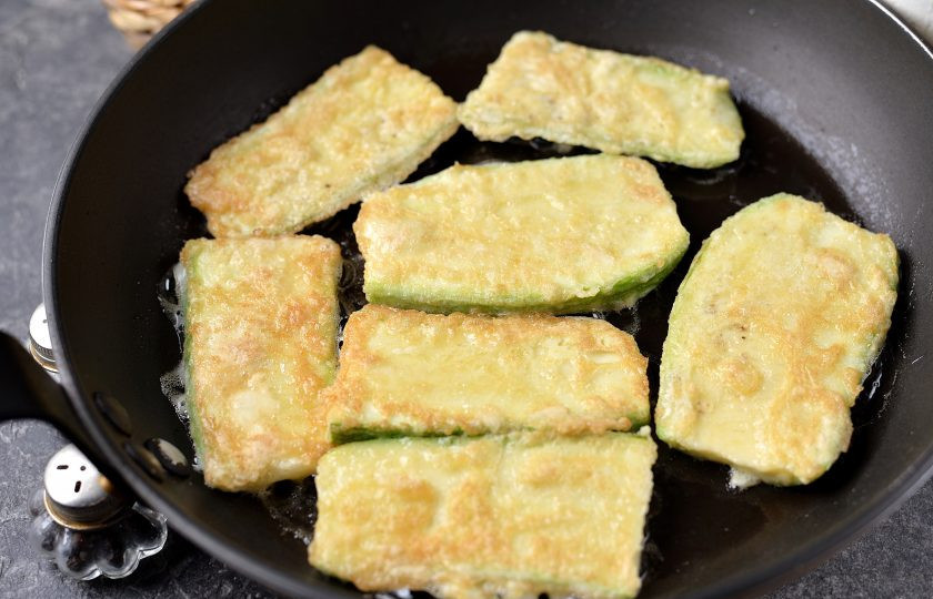 1. Этап. Сэндвичи из кабачков с сыром: И обжарьте минуты по две в сковороде на тихом огне в малом количестве растительного масла.