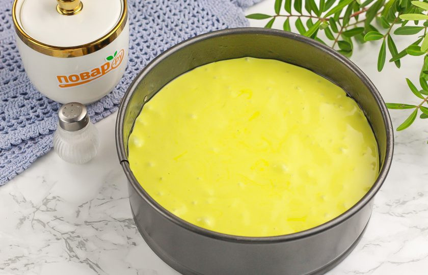 1. Этап. Торт Змея на Новый год: Разогрейте духовку до 180 градусов. Смажьте форму растительным маслом, заходя и на бока. Выложите бисквитное тесто в форму, разровняйте его поверхность и отправьте в духовку на средний ярус.