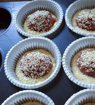 1. Этап. Котлеты в кексе: В центр теста положить мясной колобок, присыпать кунжутом.