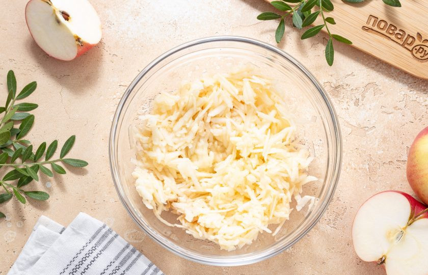 1. Этап. Драники из яблок: Яблоки очистите от кожуры и натрите на крупной терке.