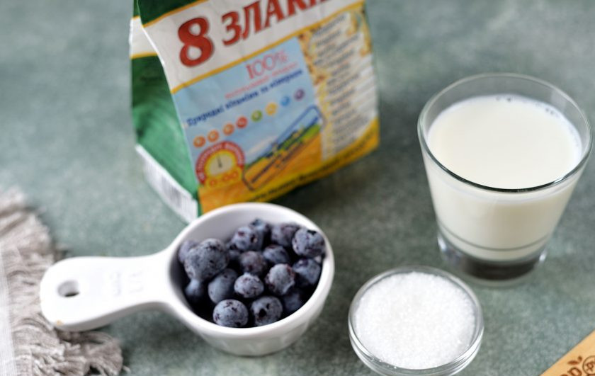 1. Этап. Каша Ассорти в микроволновке: Подготовьте ингредиенты. Ягоды для подачи можете взять любые какие есть в морозилке.