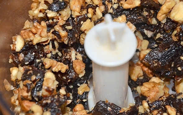 1. Этап. Мясной рулет с черносливом и орехами: 2. Чернослив и орехи измельчим с помощью блендера, но не очень мелко.