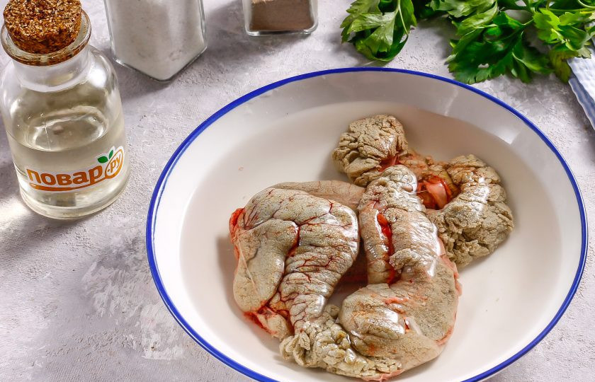 1. Этап. Жареная икра сазана: Икру в ястыках тщательно промойте в воде со всех сторон. Используйте только свежую икру!