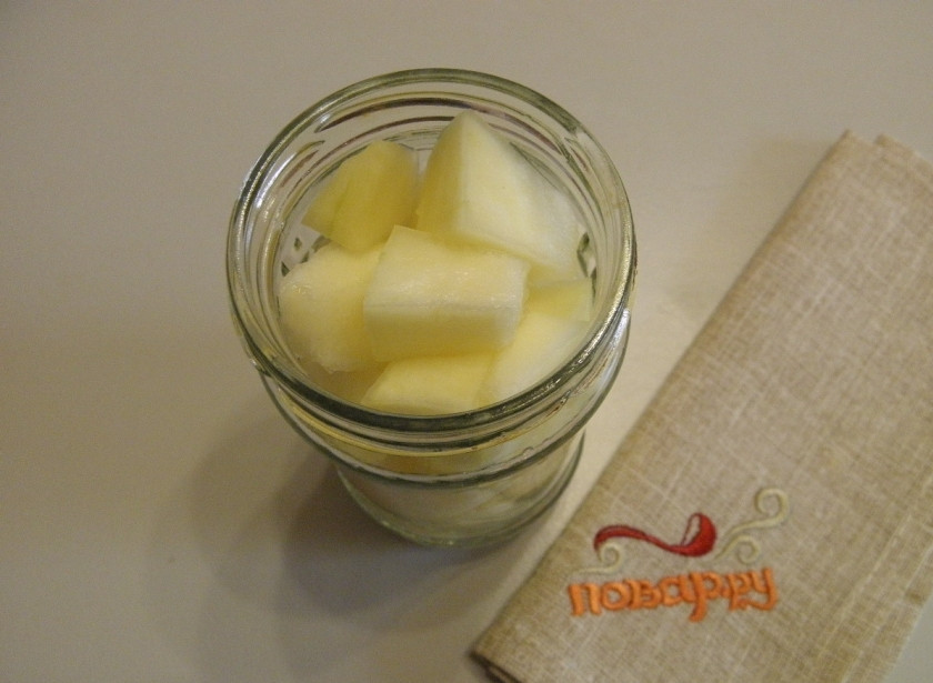 1. Этап. Дыня консервированная на зиму: Теперь слейте воду из всех баночек в одну емкость, добавьте в воду сахар и лимонную кислоту. Перемешайте, доведите до кипения и снова распределите воду по баночкам.