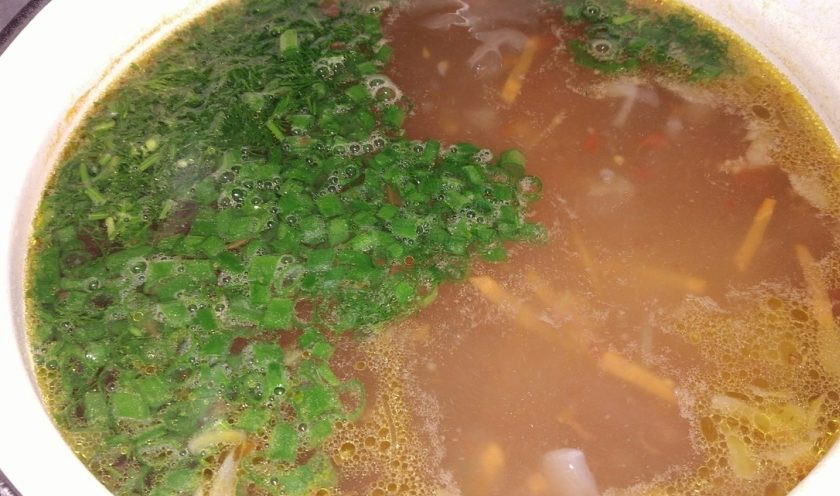 1. Этап. Постный суп за 30 минут: 5. В самом конце добавьте зелень. Не переваривайте макаронные изделия, а снимайте суп с огня, когда они будут совсем немного жестковатыми. Пока суп настоится и немного остынет, макаронные изделия 