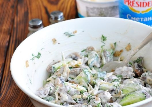 1. Этап. Салат из куриных сердечек с грибами и сыром: 6. Для заправки соедините сметану, майонез, немного соли и перца. Выложите в салатник и аккуратно перемешайте. Все, салатик готов к подаче, правда лучше отправить его на часик в холодильник предварительно. Приятного аппетита!