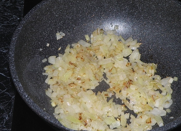 1. Этап. Шампиньоны жареные: Наливаем на сковороду растительное масло и обжариваем до полу-готовности лук.