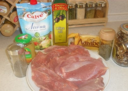 1. Этап. Рулетики из индейки в мультиварке: Начинаем нашу готовку с индюшиного филе. Если оно сильно крупное, то разрезаем на несколько кусков среднего размера, это будет основа наших рулетиков. Затем смешайте майонез и горчицу, этой смесью везде обмажьте наше филе. В таком виде оставьте мясо мариноваться на 2 часа.