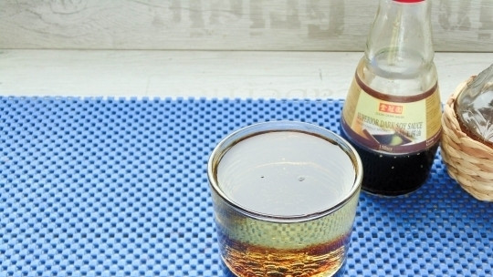 1. Этап. Маринад для крыльев на мангале: В кружке смешайте соевый соус с растительным маслом.