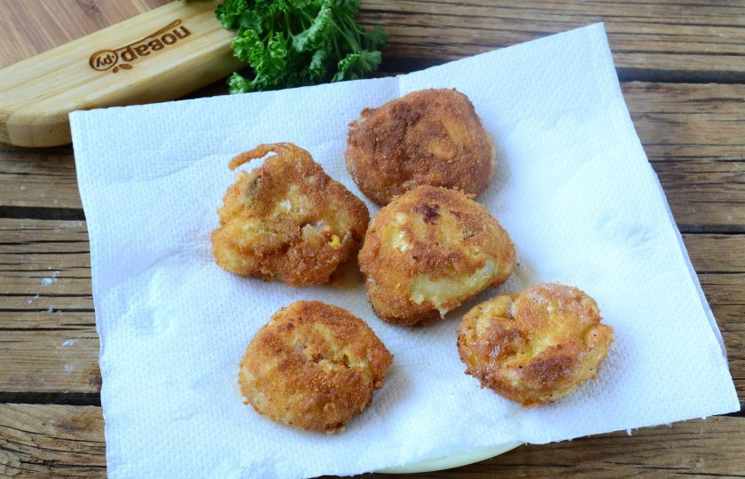 1. Этап. Хот-дог в луковых колечках: Готовые хот-доги в луковых колечках выкладывайте на бумажные полотенца.