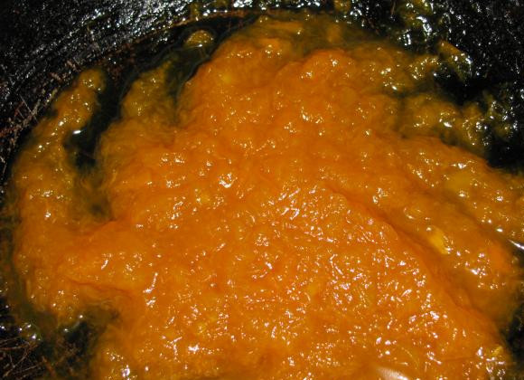 1. Этап. Тыквенный кулич: Остывшую готовую тыкву перетираем через сито в пюре.