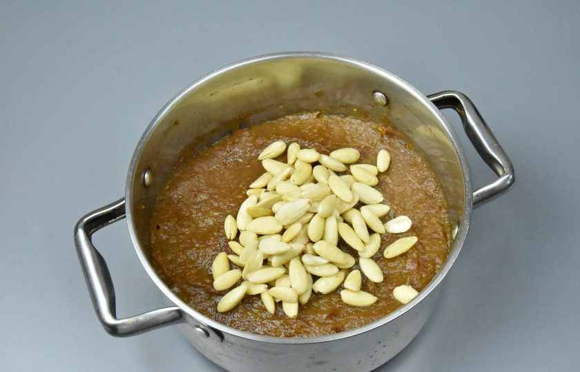 1. Этап. Яблочный сыр: Когда яблочная масса станет более густой и приобретет карамельный оттенок, всыпьте сахар, цедру, корицу и орехи. Перемешайте и уваривайте еще 1-1,5 часа. Чем гуще вы уварите яблочное пюре тем лучше.