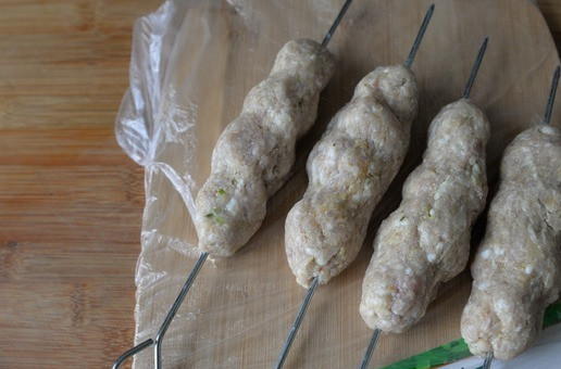 1. Этап. Люля-кебаб из индейки с пикантным соусом: Переходим к приготовлению люля-кебаб. Его можно приготовить дома на сковороде-гриль, в духовке или на мангале на пикнике. Приготовьте металлически шампура или деревянные шпажки. Шпажки нужно заранее замочить, чтобы они не горели. Берём в руку немного фарша (грубо около 90 гр), скатываем в колбаску, надеваем на шампур и аккуратно разминая, распределяем по нему. Из этого количества фарша получается 8 штук.