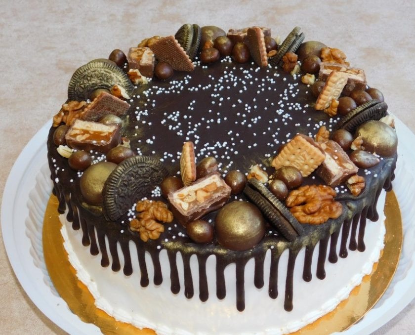 1. Этап. Торт с подтеками: По желанию середину торта можно тоже залить шоколадом и украсить по своему вкусу. Приятного чаепития!