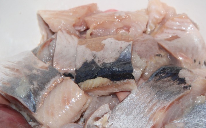 1. Этап. Сельдь в горчичной заливке: Когда пройдет два часа, сливаем с рыбы рассол и нарезаем ее на небольшие кусочки.