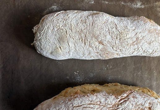 1. Этап. Быстрые багеты: Чтобы придать хлебу хрустящую корочку, наполните глубокий противень водой и поставьте его в духовку. Противень с багетами поставить в горячую духовку и выпекать в течение 25-30 минут до зарумянивания. Следите за своей духовкой, они у всех разные!