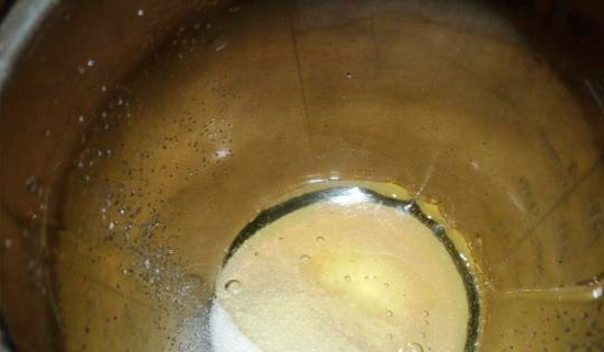 1. Этап. Бисквит в силиконовой форме: 2. В миску насыпаем сахар, добавляем мед и щепотку соли.