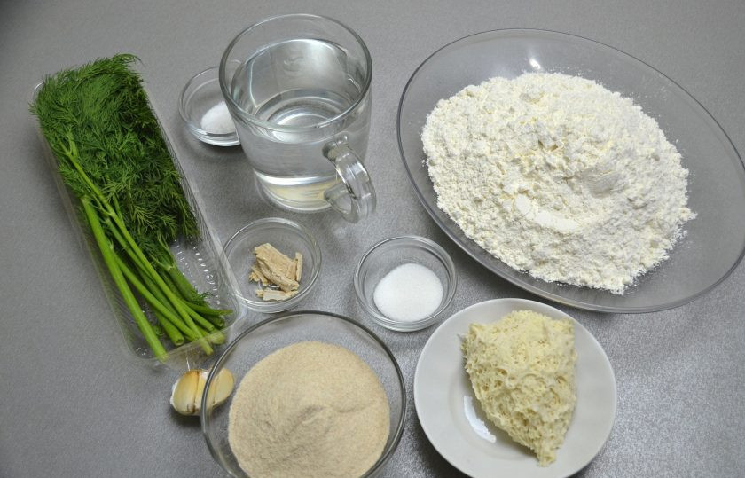 1. Этап. Хлеб с укропом: Подготовьте ингредиенты.