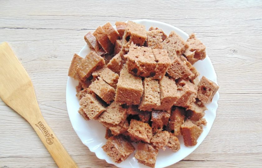 1. Этап. Торт Ай-Петри с вишней: Остальной корж нарежьте небольшими кубиками.