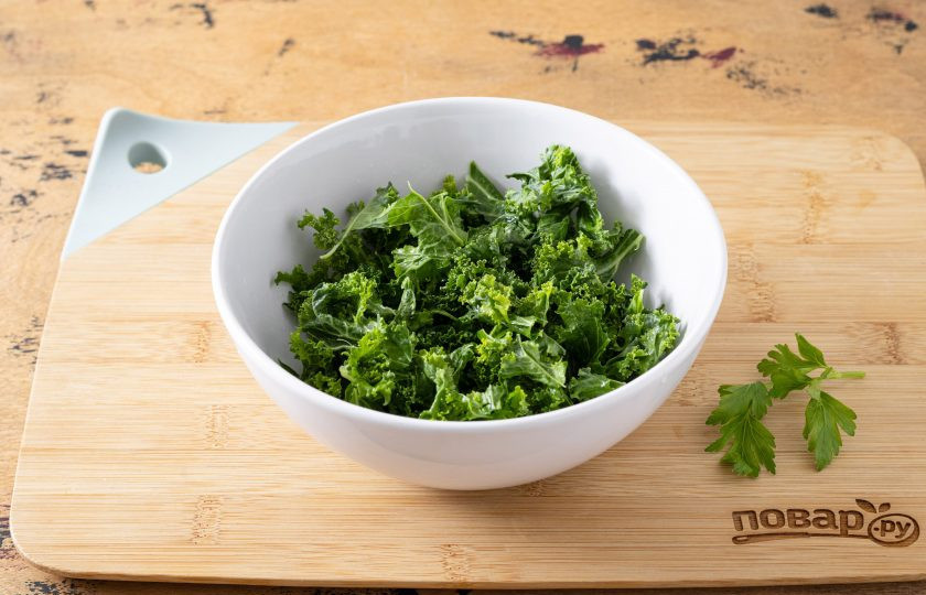 1. Этап. Лаваш с хумусом: Кейл помойте, обсушите и удалите жесткий стебель посередине. Порвите кейл на маленькие кусочки, сбрызнете лимонным соком и руками пожмите, чтобы листья стали мягче.