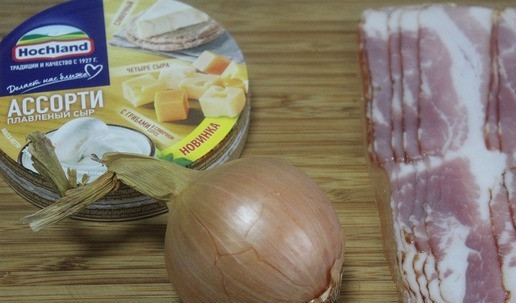 1. Этап. Картофельный гратен с сыром и беконом: Подготовить лук и бекон - нарезать.