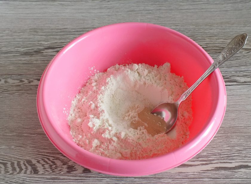 1. Этап. Городская булка: В чаше смешайте муку, соль, сахар, дрожжи.