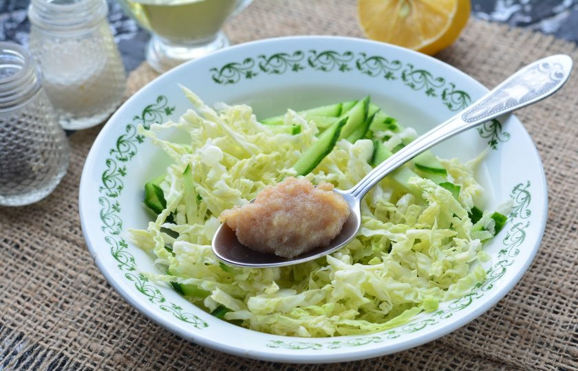 1. Этап. Салат с пекинской капустой для похудения: Добавьте икру трески.